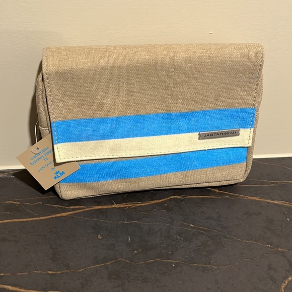 Jantaminiau Toiletry Bag, offered by KLM Airlines - Picture 1 of 5
